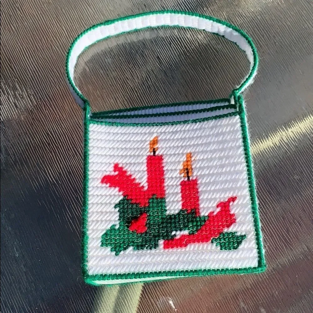 ‎Vtg kitschy handmade yarn Christmas card holder